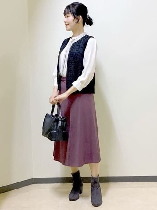 ホワイト系のシャツ/ブラウス、レッド系のスカート、ブラック系のベストを着用したレディースの冬コーディネートの5枚目の写真