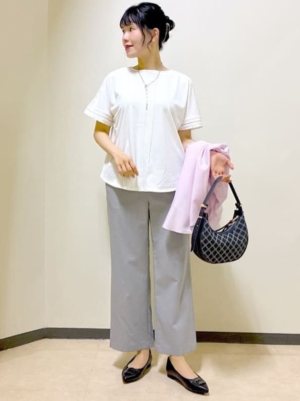 ホワイト系のTシャツ/カットソー、グレー系のその他パンツ、ピンク系のシャツ/ブラウスを着用したレディースの秋コーディネートの7枚目の写真