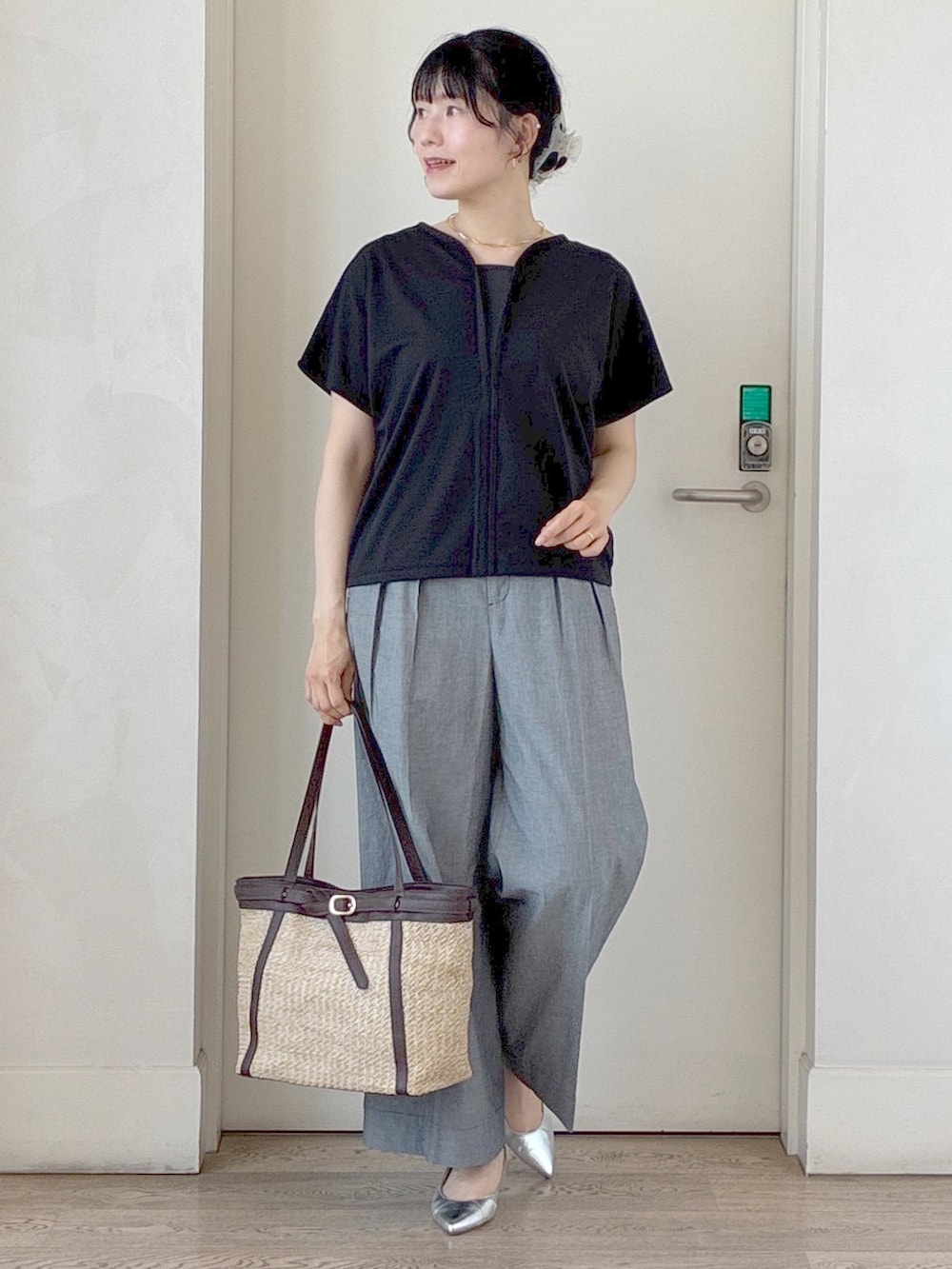 ブラック系のTシャツ/カットソー、ブラック系のその他パンツ、ホワイト系のカーディガン/ボレロを着用したレディースの秋コーディネートの9枚目の写真