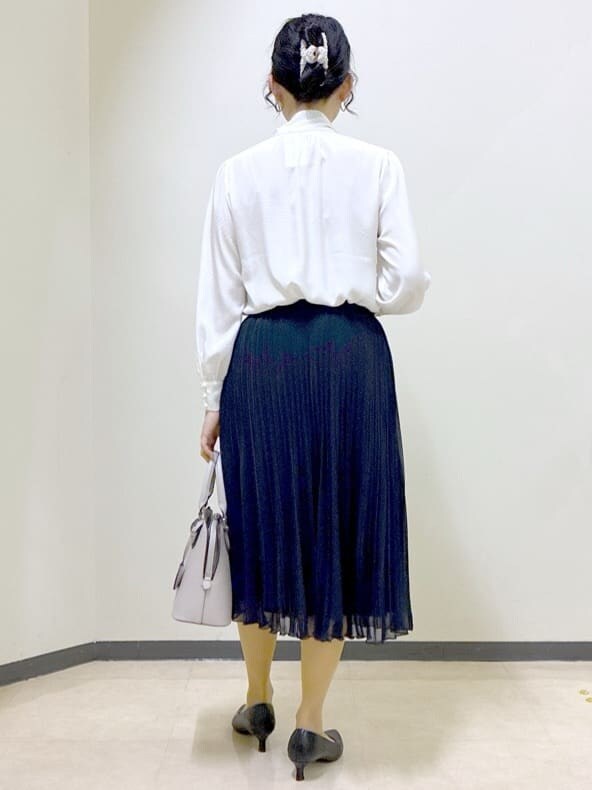 ブルー系のカーディガン/ボレロ、ホワイト系のシャツ/ブラウス、ブルー系のスカートを着用したレディースの冬コーディネートの3枚目の写真