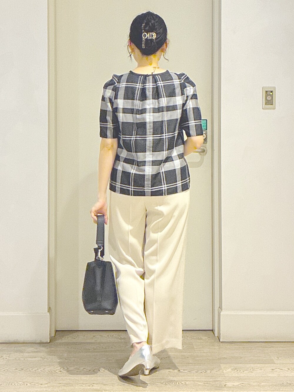ベージュ系のその他パンツ、ブラック系のトートバッグ、ブルー系のネックレスを着用したレディースの夏コーディネートの3枚目の写真