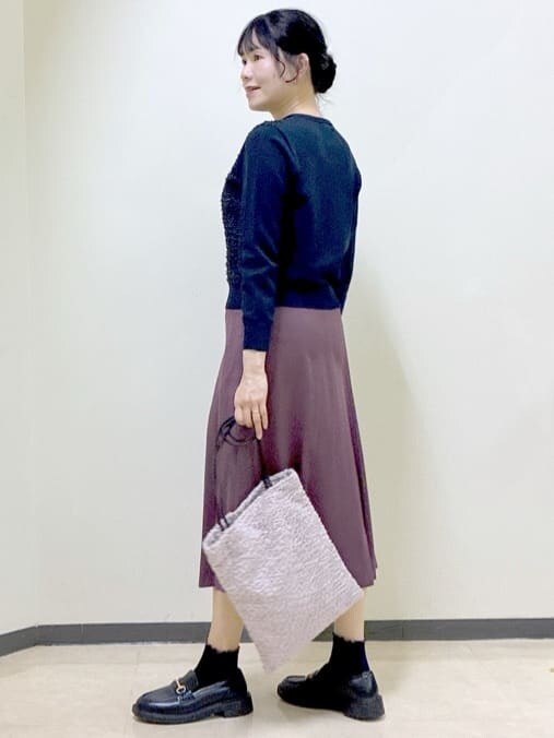ブルー系のカーディガン/ボレロ、レッド系のスカート、ピンク系のトートバッグを着用したレディースの冬コーディネートの4枚目の写真