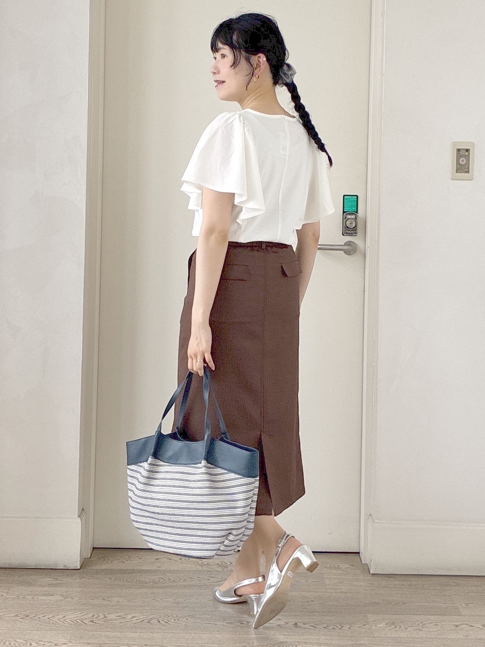 ホワイト系のTシャツ/カットソー、ブラック系のブルゾン、ブラウン系のスカートを着用したレディースの夏コーディネートの4枚目の写真