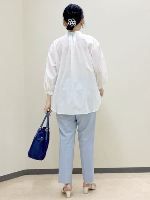 ホワイト系のシャツ/ブラウス、ブルー系のカーディガン/ボレロ、ブルー系のその他パンツを着用したレディースの春コーディネートの3枚目の写真