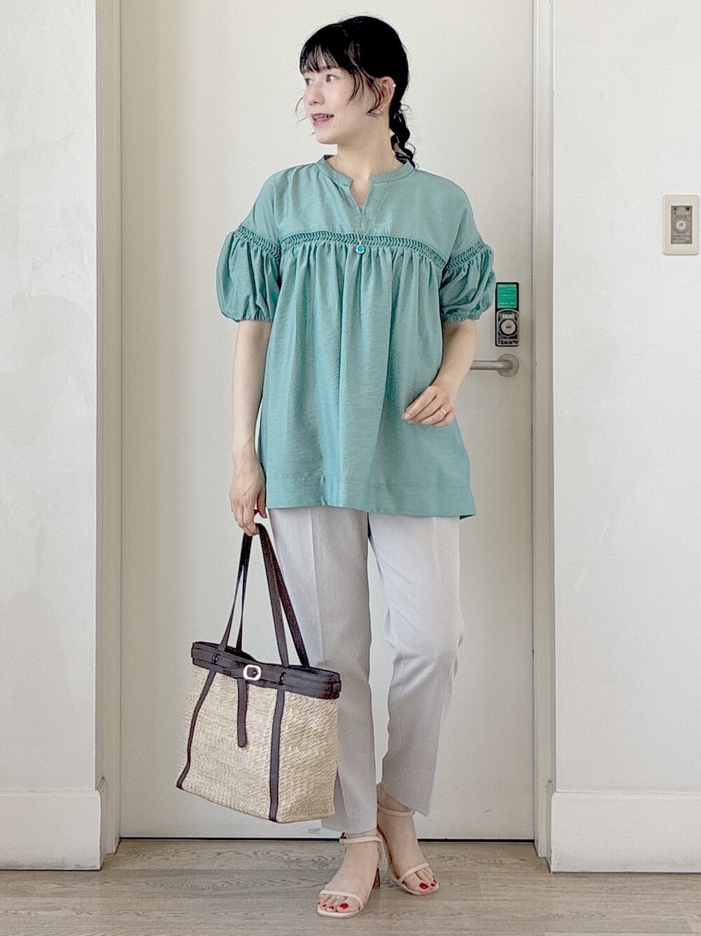 グリーン系のシャツ/ブラウス、ベージュ系のその他パンツ、ベージュ系のタンクトップを着用したレディースの夏コーディネートの8枚目の写真