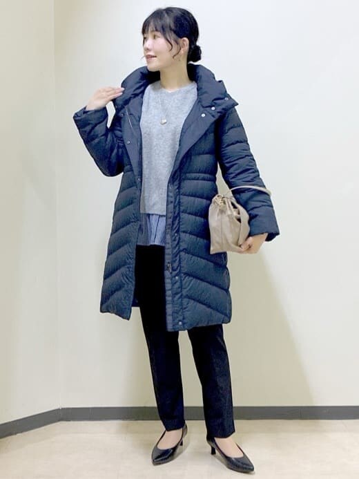 ブルー系のダウンジャケット/コート、グレー系のニット/セーター、ブルー系のTシャツ/カットソーを着用したレディースの冬コーディネートの8枚目の写真