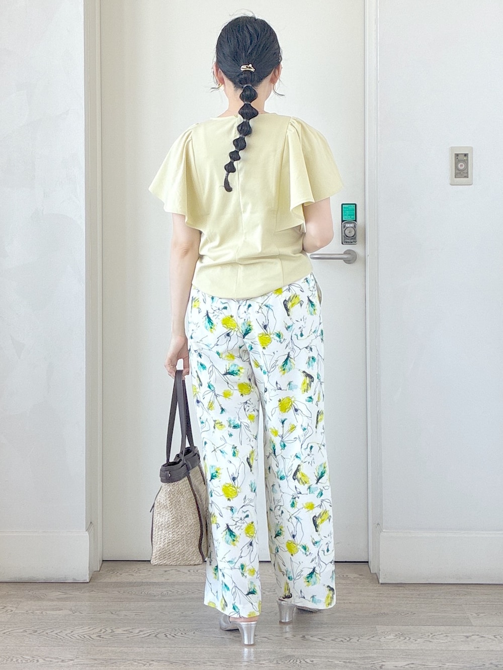 イエロー系のTシャツ/カットソー、ベージュ系のその他パンツ、イエロー系のトートバッグを着用したレディースの夏コーディネートの3枚目の写真