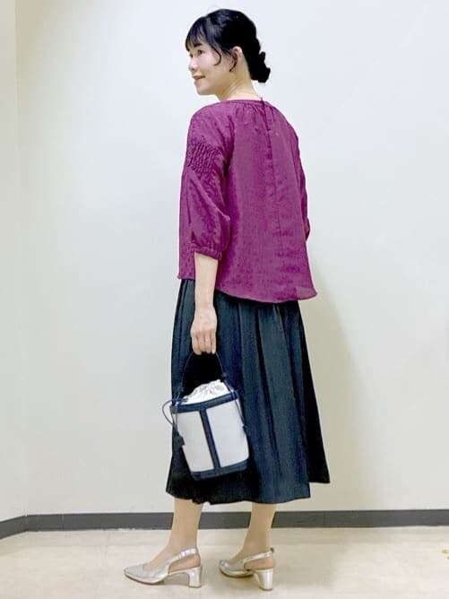 ピンク系のシャツ/ブラウス、グレー系のその他パンツ、ブルー系のショルダーバッグを着用したレディースの冬コーディネートの4枚目の写真