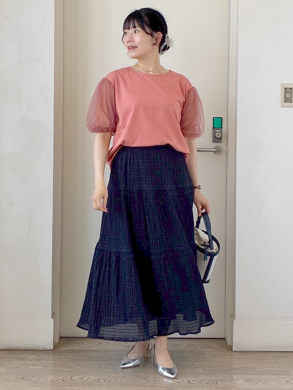 ピンク系のTシャツ/カットソー、ブルー系のスカート、ブルー系のショルダーバッグを着用したレディースの夏コーディネートの9枚目の写真