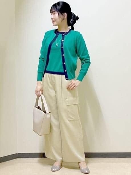 ベージュ系のその他パンツ、ベージュ系のショルダーバッグ、グリーン系のニット/セーターを着用したレディースの春コーディネートの5枚目の写真