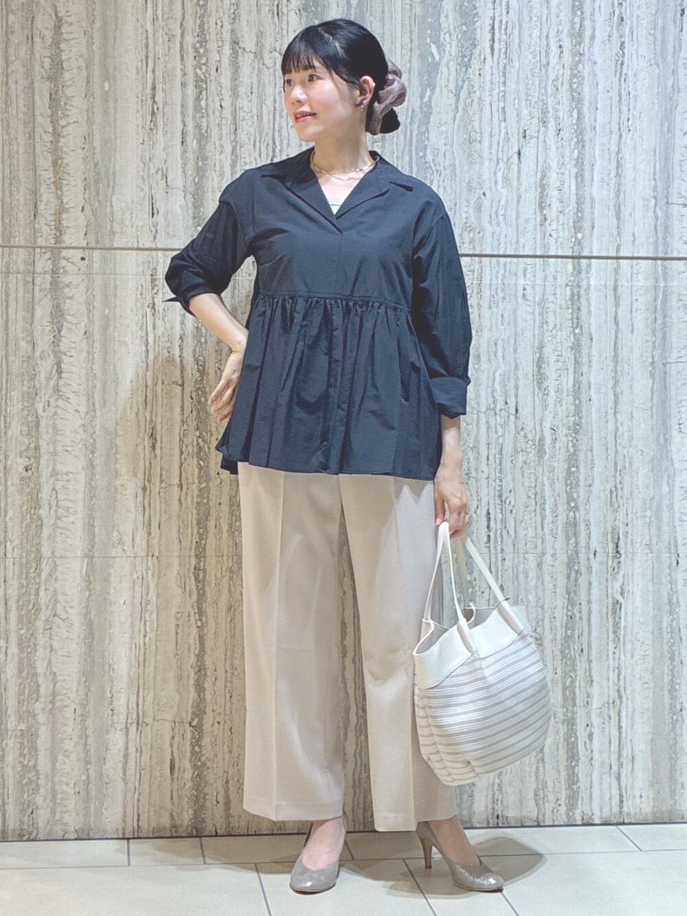 ブルー系のシャツ/ブラウス、グレー系のタンクトップ、ベージュ系のトートバッグを着用したレディースの夏コーディネートの8枚目の写真