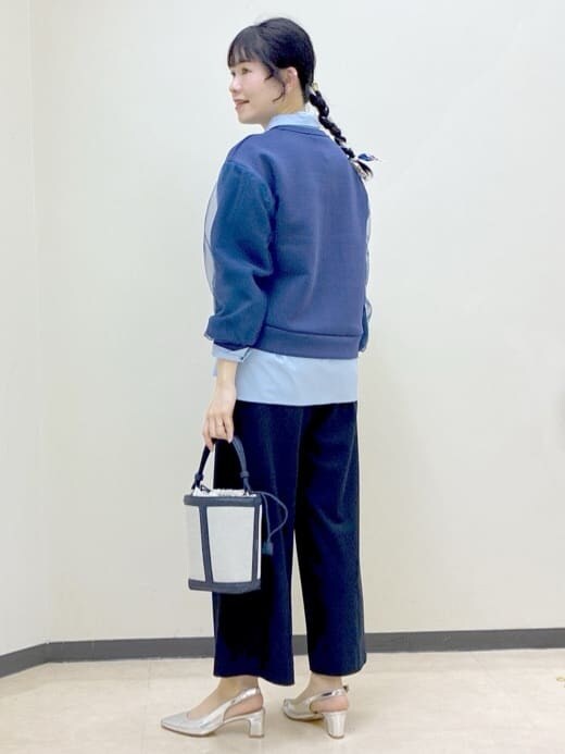 ブルー系のその他パンツ、ブルー系のシャツ/ブラウス、ブルー系のTシャツ/カットソーを着用したレディースの冬コーディネートの4枚目の写真