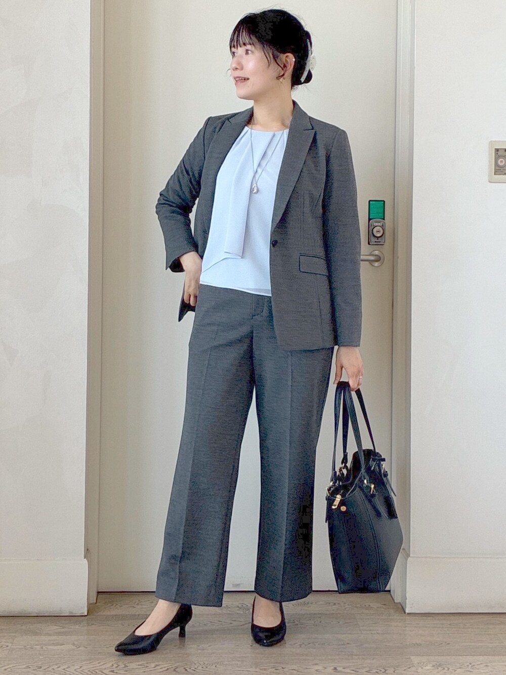 ブルー系のシャツ/ブラウス、グレー系のその他パンツ、ブラック系のトートバッグを着用したレディースの秋コーディネートの8枚目の写真