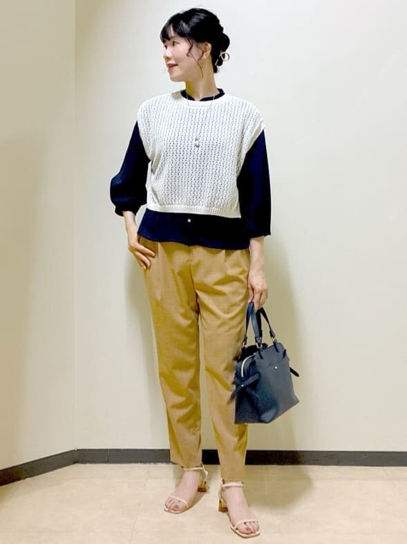 ブルー系のシャツ/ブラウス、ベージュ系のニット/セーター、イエロー系のその他パンツを着用したレディースの夏コーディネートの6枚目の写真