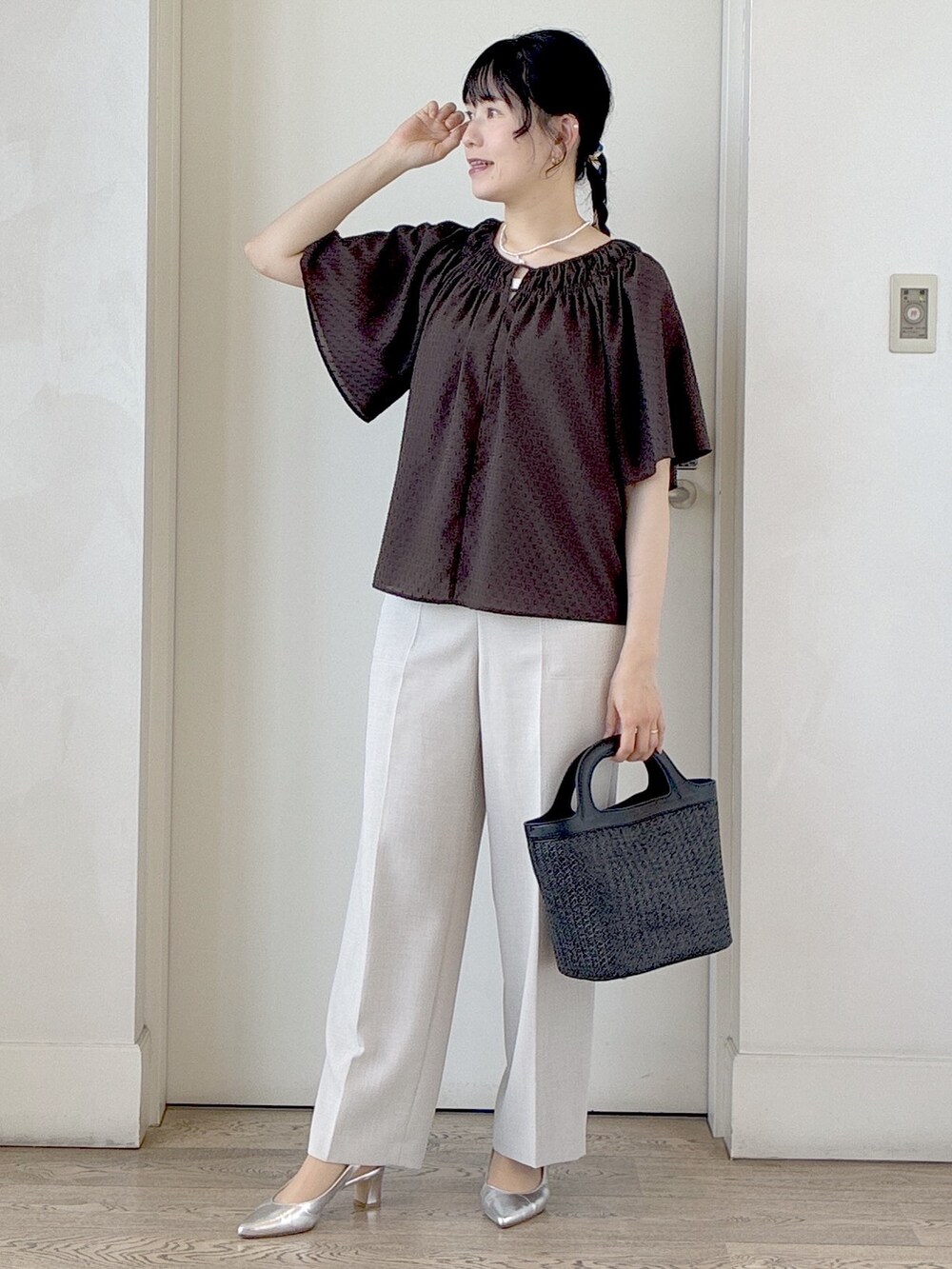 ベージュ系のその他パンツ、ブラウン系のシャツ/ブラウス、ブラック系のショルダーバッグを着用したレディースの春コーディネートの8枚目の写真