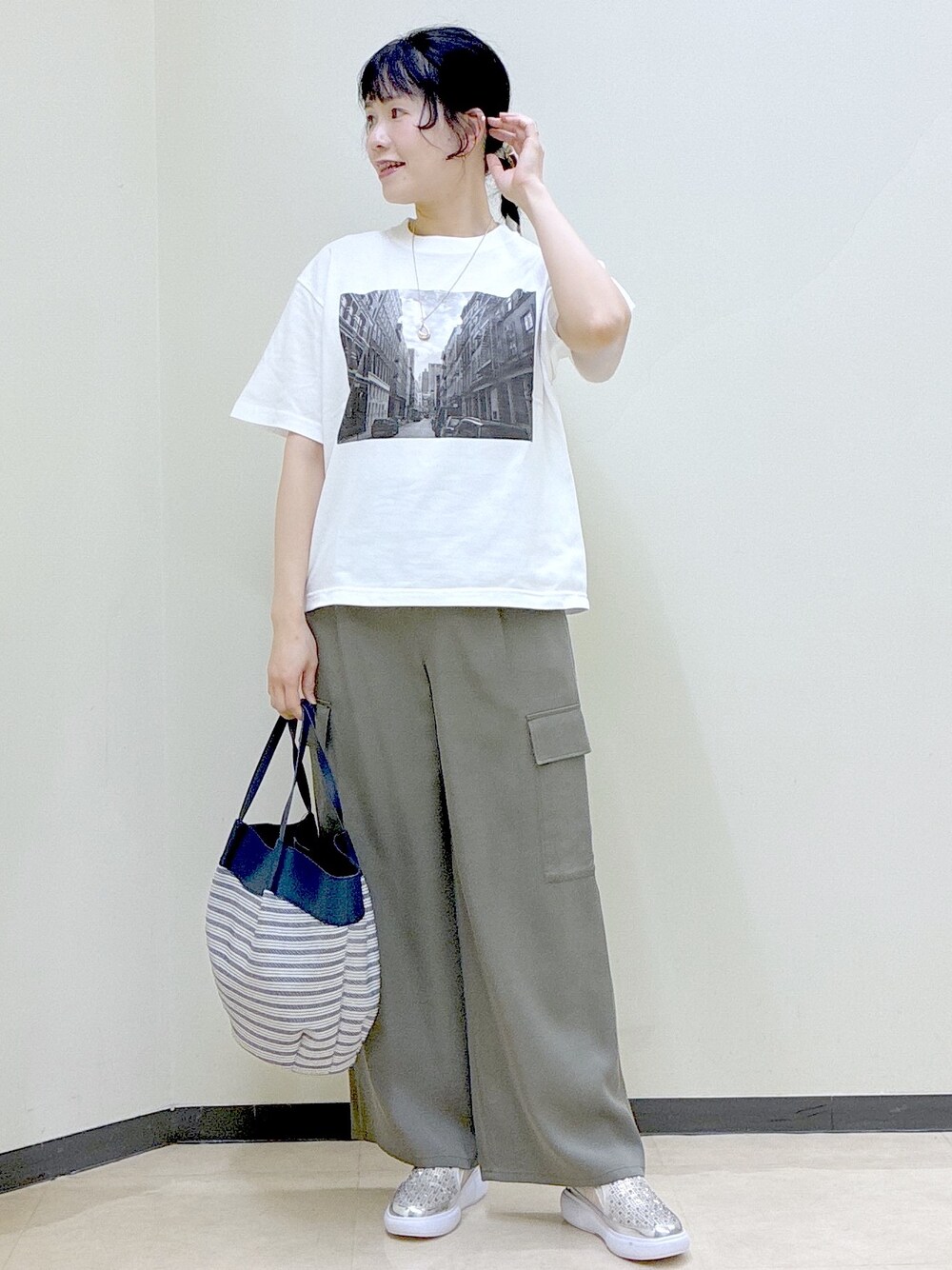 ホワイト系のTシャツ/カットソー、グリーン系のその他パンツ、ホワイト系のシャツ/ブラウスを着用したレディースの春コーディネートの8枚目の写真