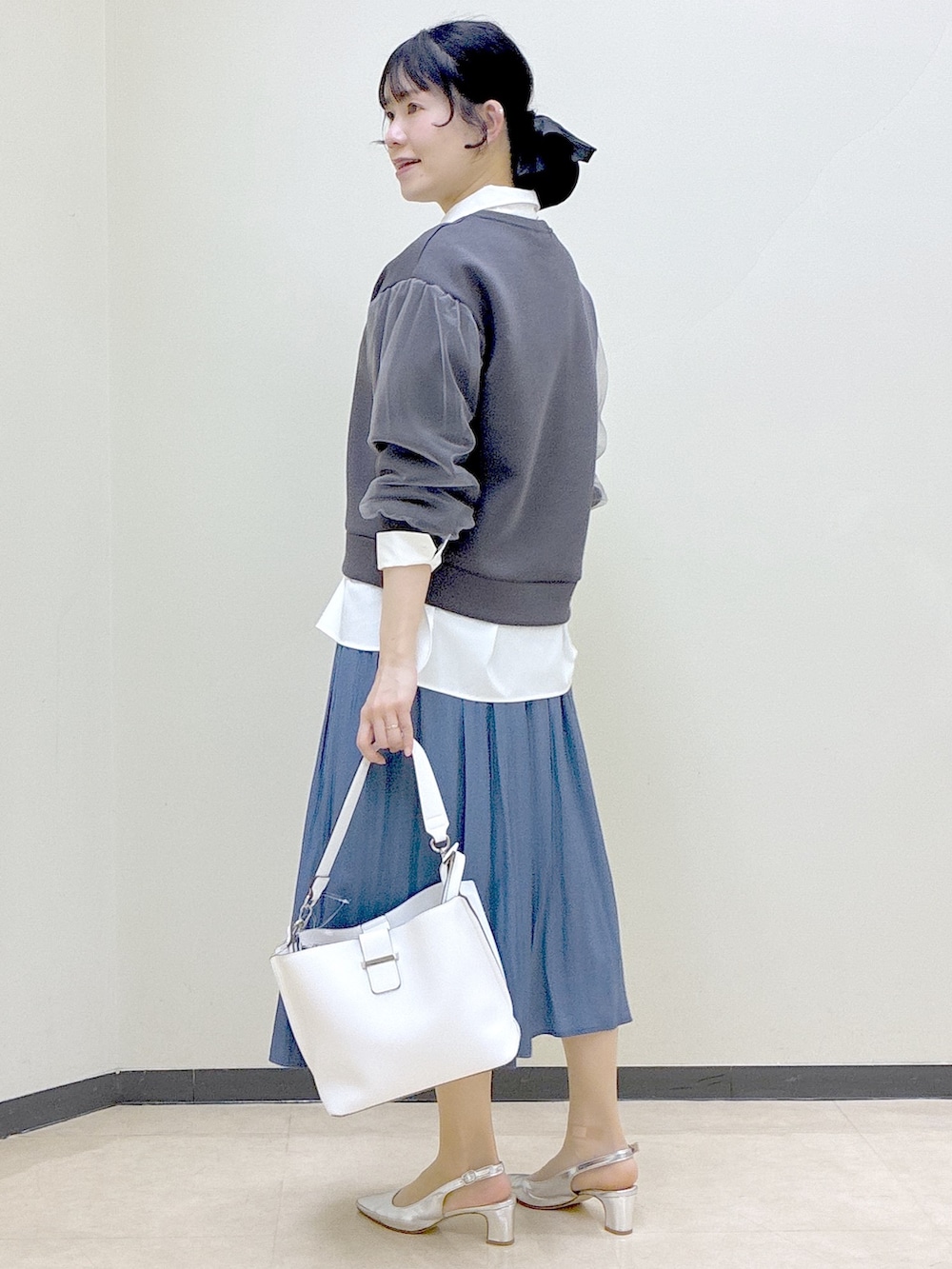ブルー系のその他パンツ、ブラック系のその他パンツ、ホワイト系のシャツ/ブラウスを着用したレディースの春コーディネートの4枚目の写真