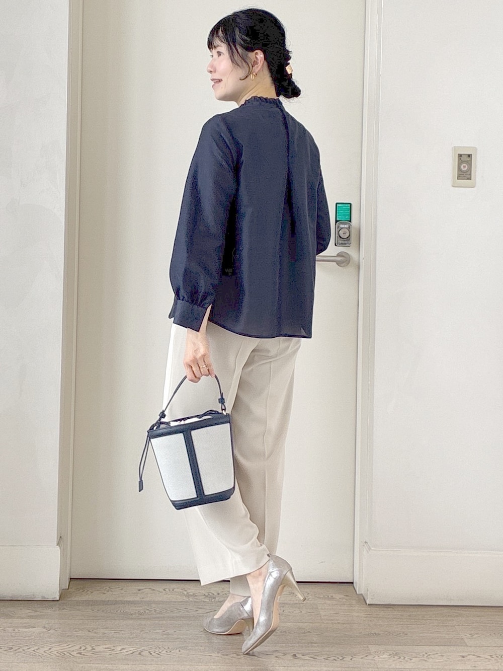 ブルー系のシャツ/ブラウス、ベージュ系のその他パンツ、ブルー系のショルダーバッグを着用したレディースの夏コーディネートの4枚目の写真