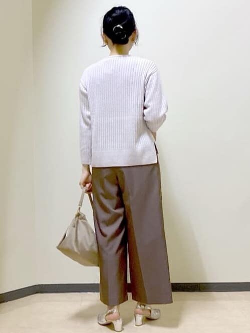 グレー系のニット/セーター、ブラウン系のその他パンツ、ベージュ系のショルダーバッグを着用したレディースの冬コーディネートの4枚目の写真