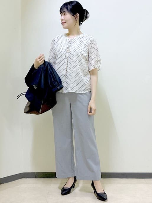 ベージュ系のシャツ/ブラウス、ブラック系のブルゾン、グレー系のその他パンツを着用したレディースの秋コーディネートの7枚目の写真