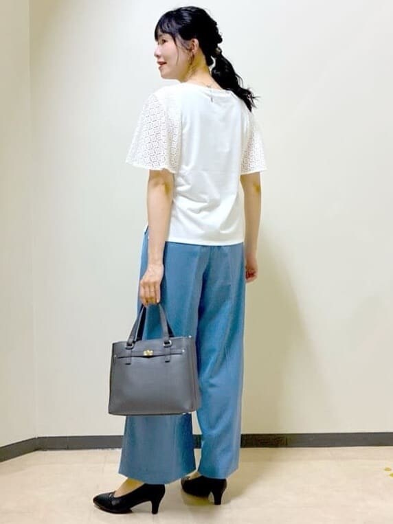 グレー系のベスト、ホワイト系のTシャツ/カットソー、ブルー系のその他パンツを着用したレディースの秋コーディネートの10枚目の写真