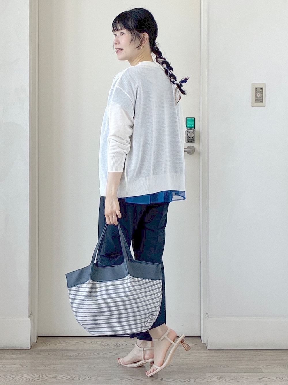 ホワイト系のカーディガン/ボレロ、ブルー系のチュニック、ブルー系のその他パンツを着用したレディースの夏コーディネートの4枚目の写真