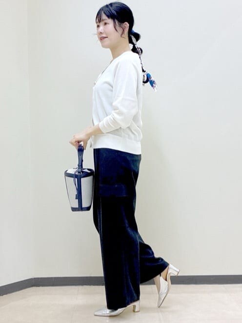ホワイト系のカーディガン/ボレロ、グリーン系のタンクトップ、ブラック系のその他パンツを着用したレディースの春コーディネートの2枚目の写真
