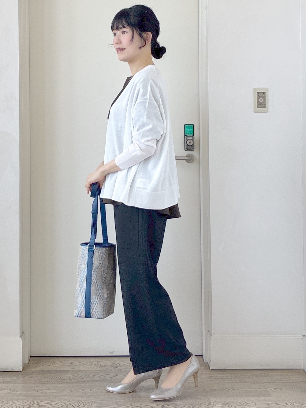ブラック系のその他パンツ、ブルー系のショルダーバッグ、ホワイト系のカーディガン/ボレロを着用したレディースの春コーディネートの2枚目の写真