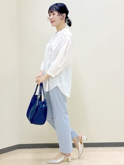 ホワイト系のシャツ/ブラウス、ブルー系のカーディガン/ボレロ、ブルー系のその他パンツを着用したレディースの春コーディネートの2枚目の写真