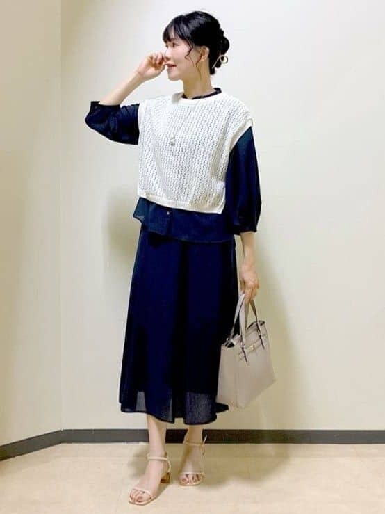 ブルー系のシャツ/ブラウス、ブルー系のスカート、ベージュ系のニット/セーターを着用したレディースの夏コーディネートの8枚目の写真