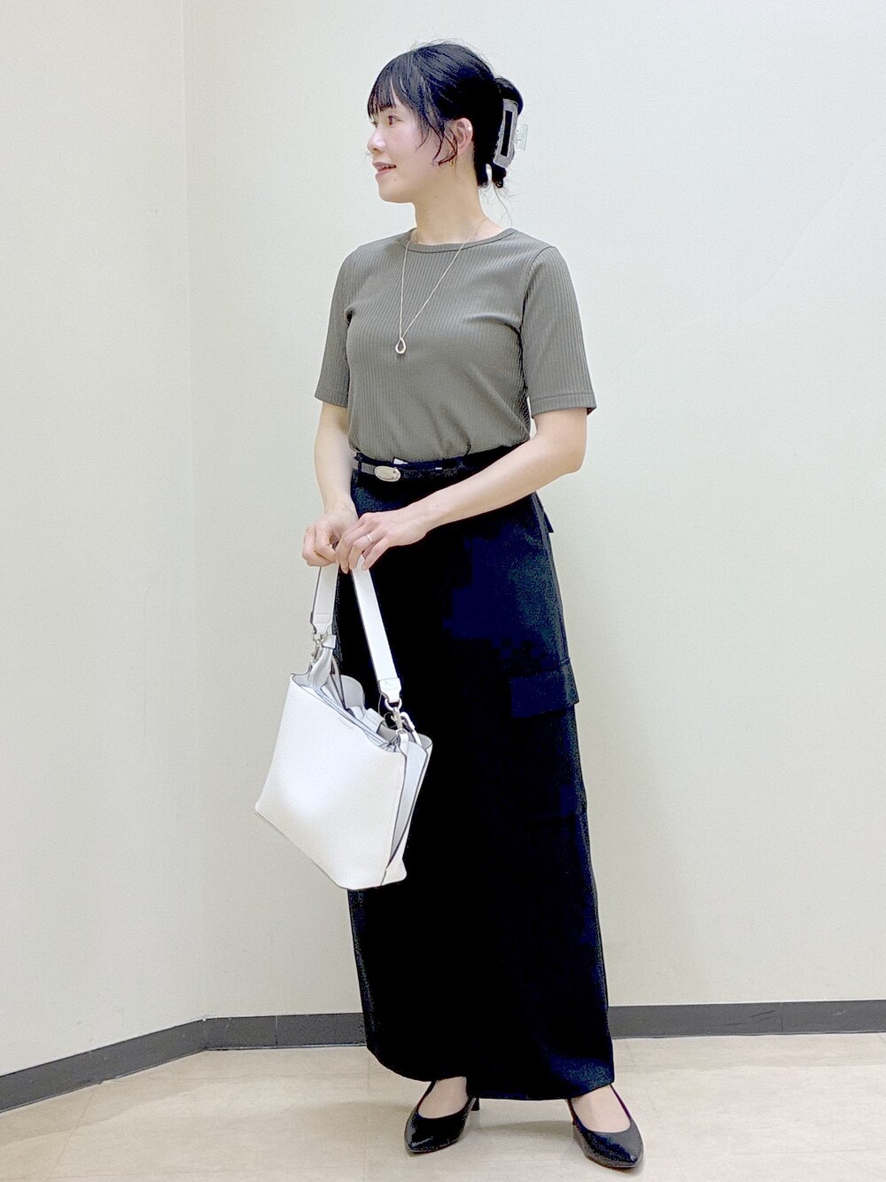 グリーン系のTシャツ/カットソー、グレー系のブルゾン、ブラック系のその他パンツを着用したレディースの春コーディネートの7枚目の写真