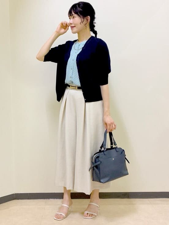 ブルー系のカーディガン/ボレロ、ブルー系のシャツ/ブラウス、グレー系のタンクトップを着用したレディースの夏コーディネートの6枚目の写真