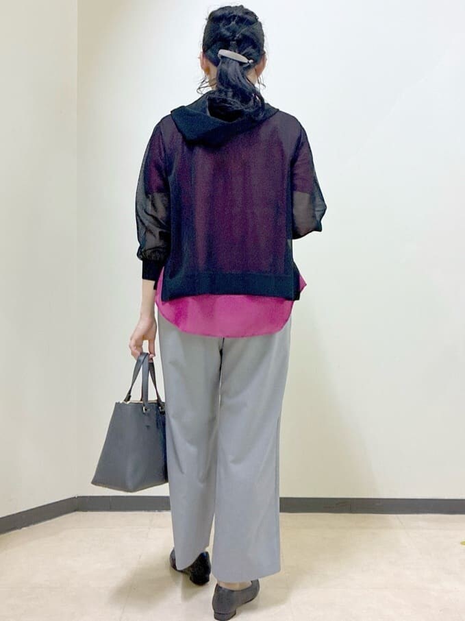 ブラック系のカーディガン/ボレロ、ピンク系のシャツ/ブラウス、グレー系のその他パンツを着用したレディースの秋コーディネートの3枚目の写真