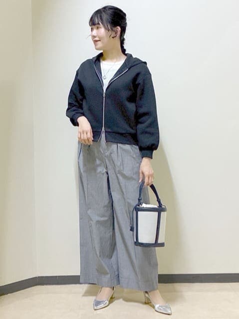 ブルー系のパーカー、ホワイト系のTシャツ/カットソー、ブラック系のタンクトップを着用したレディースの冬コーディネートの5枚目の写真