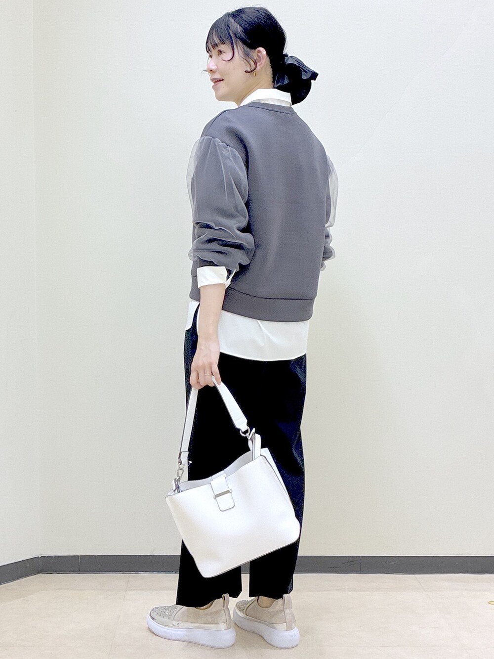 ブルー系のその他パンツ、ブラック系のその他パンツ、ホワイト系のシャツ/ブラウスを着用したレディースの春コーディネートの10枚目の写真