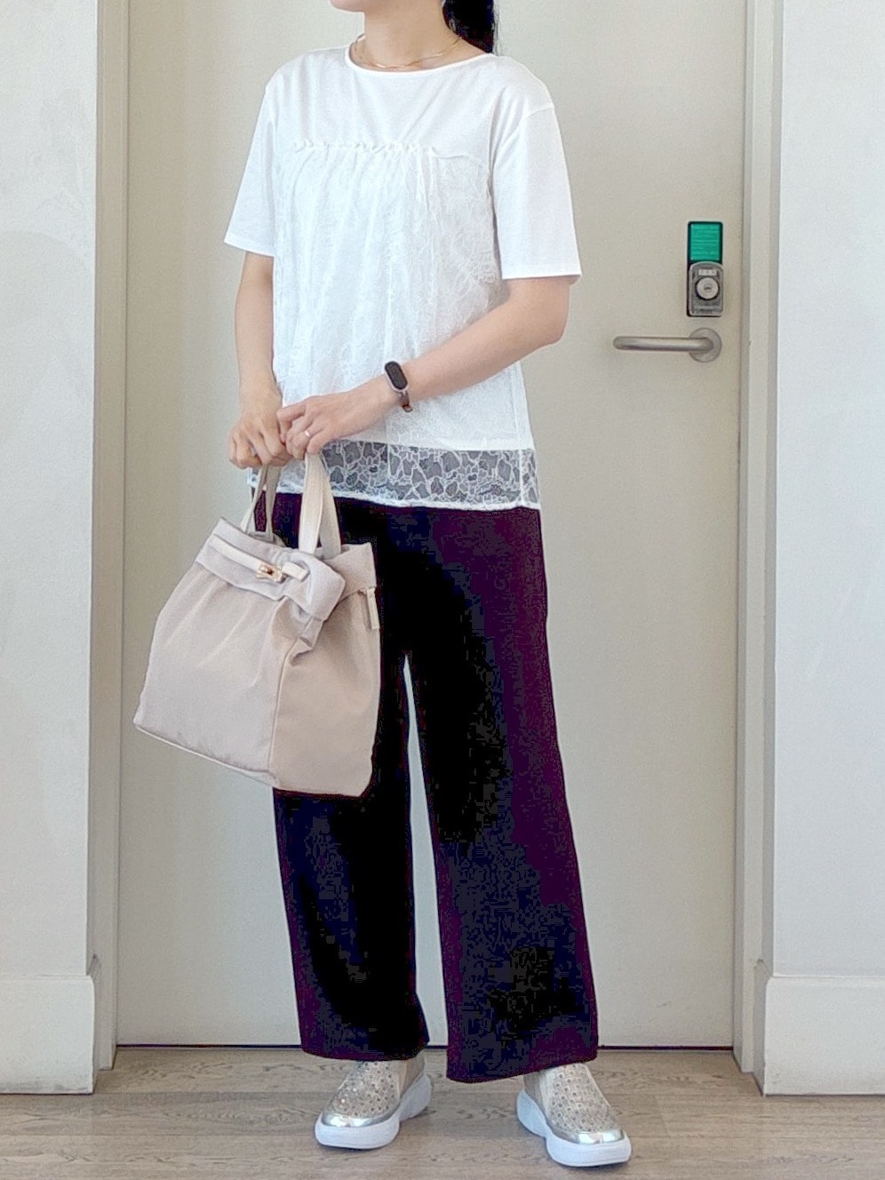 ホワイト系のTシャツ/カットソー、ブラウン系のその他パンツ、ベージュ系のトートバッグを着用したレディースの秋コーディネートの8枚目の写真