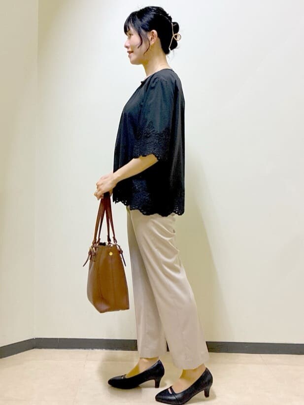 ブラック系のシャツ/ブラウス、ベージュ系のその他パンツ、ブラウン系のトートバッグを着用したレディースの夏コーディネートの2枚目の写真