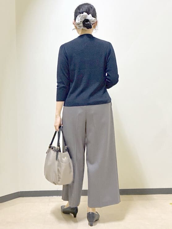 ブルー系のニット/セーター、ブルー系のカーディガン/ボレロ、ブラウン系のその他パンツを着用したレディースの冬コーディネートの3枚目の写真