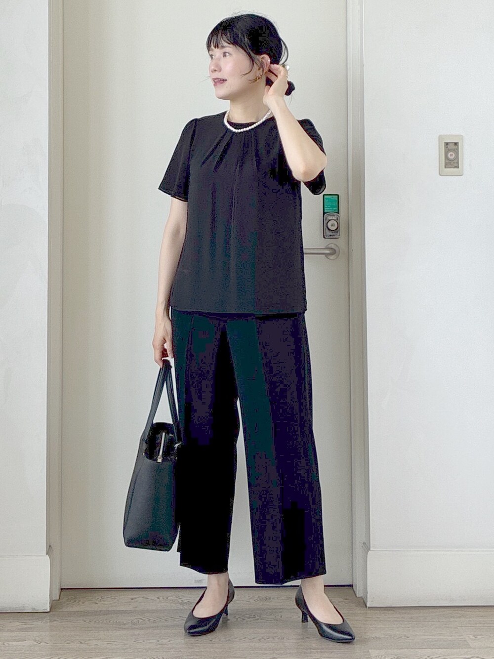 ブラック系のシャツ/ブラウス、ブラック系のその他パンツ、グレー系のテーラードジャケットを着用したレディースの夏コーディネートの5枚目の写真