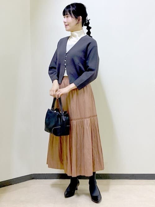 グレー系のカーディガン/ボレロ、ブラック系のタンクトップ、ホワイト系のTシャツ/カットソーを着用したレディースの冬コーディネートの9枚目の写真