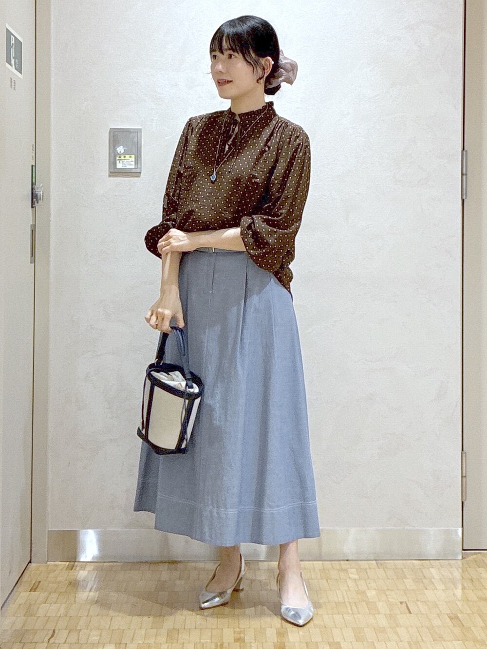 ブラウン系のシャツ/ブラウス、ブルー系のスカート、ブルー系のショルダーバッグを着用したレディースの夏コーディネートの6枚目の写真