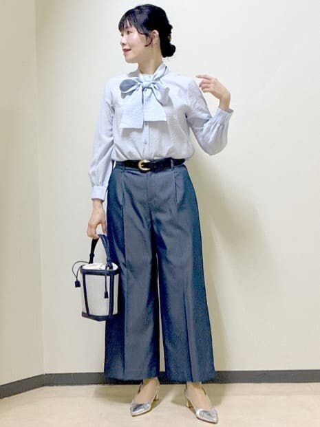 ブルー系のシャツ/ブラウス、ブラック系のニット/セーター、ブルー系のその他パンツを着用したレディースの冬コーディネートの6枚目の写真