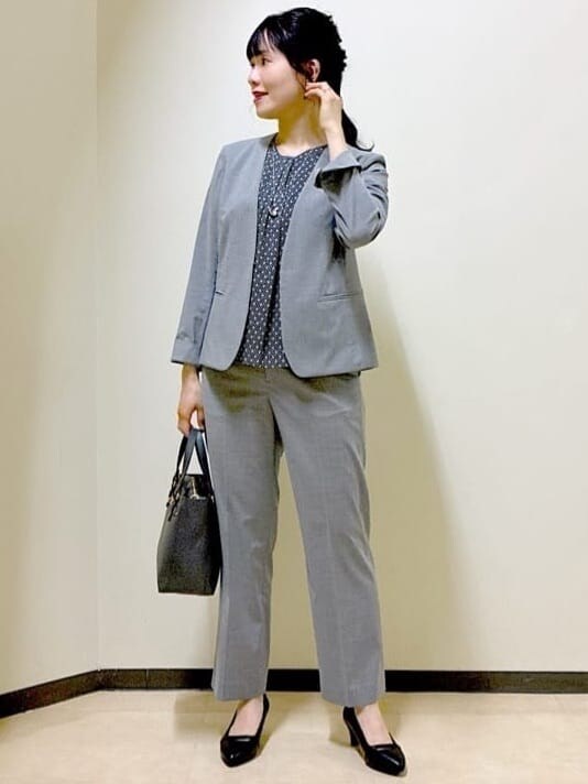 グレー系のノーカラージャケット、ブルー系のシャツ/ブラウス、グレー系のその他パンツを着用したレディースの夏コーディネートの9枚目の写真