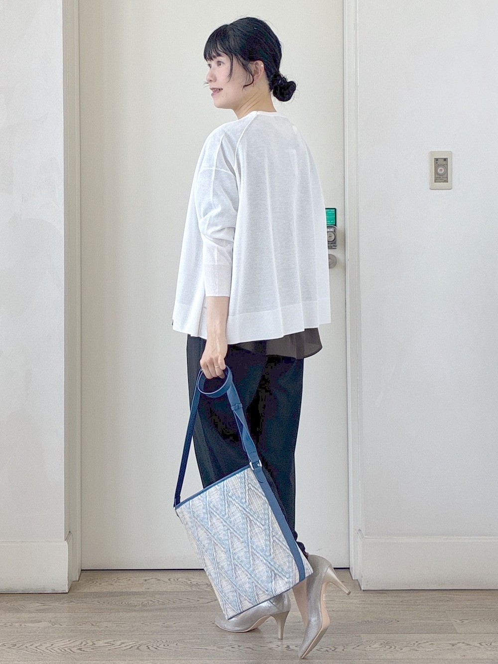 ブラック系のその他パンツ、ブルー系のショルダーバッグ、ホワイト系のカーディガン/ボレロを着用したレディースの春コーディネートの4枚目の写真