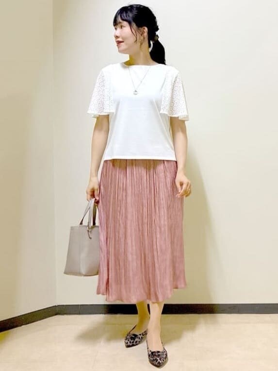 ホワイト系のTシャツ/カットソー、ベージュ系のカーディガン/ボレロ、ピンク系のスカートを着用したレディースの秋コーディネートの5枚目の写真