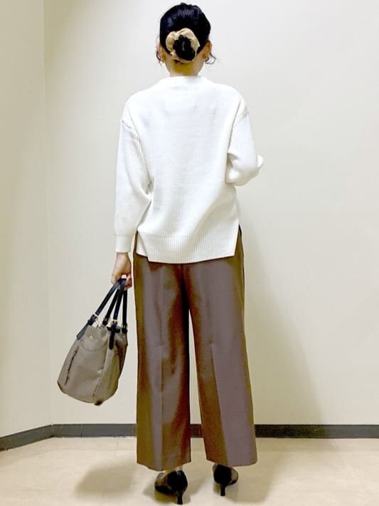 グレー系のノーカラーコート、ホワイト系のニット/セーター、ブラウン系のその他パンツを着用したレディースの冬コーディネートの10枚目の写真
