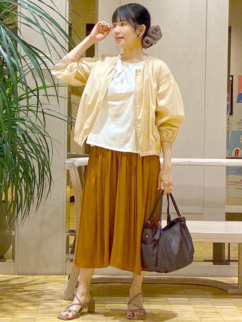 ベージュ系のブルゾン、ホワイト系のTシャツ/カットソー、レッド系のその他パンツを着用したレディースの秋コーディネートの5枚目の写真