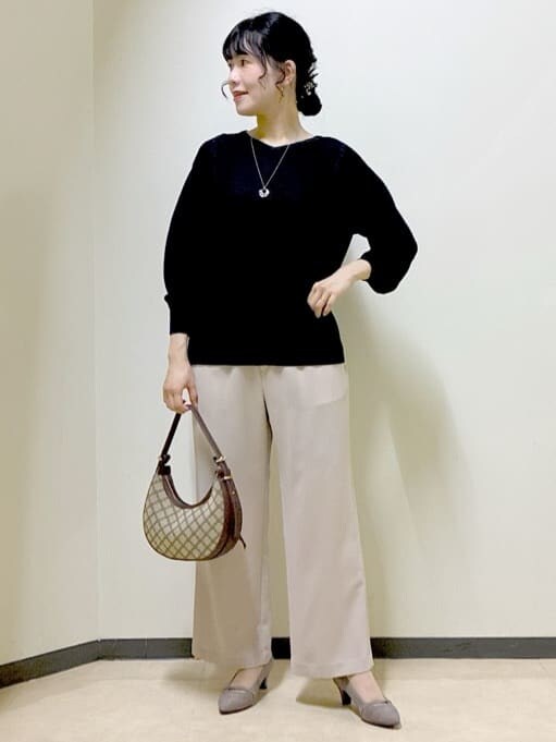 ブラック系のニット/セーター、ベージュ系のその他パンツ、イエロー系のショルダーバッグを着用したレディースの秋コーディネートの8枚目の写真
