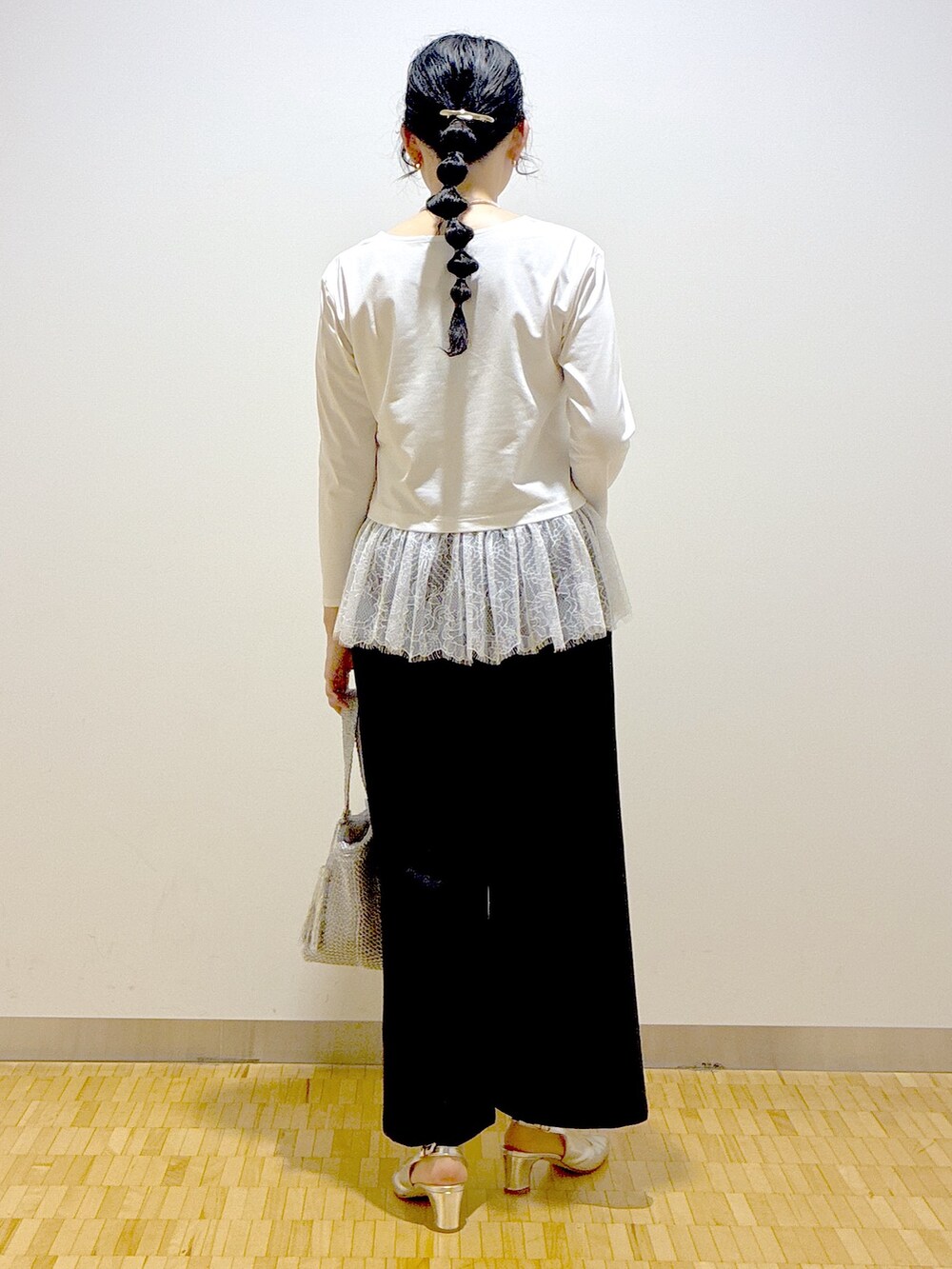 ブラック系のその他パンツ、ベージュ系のブルゾン、ホワイト系のTシャツ/カットソーを着用したレディースの春コーディネートの3枚目の写真