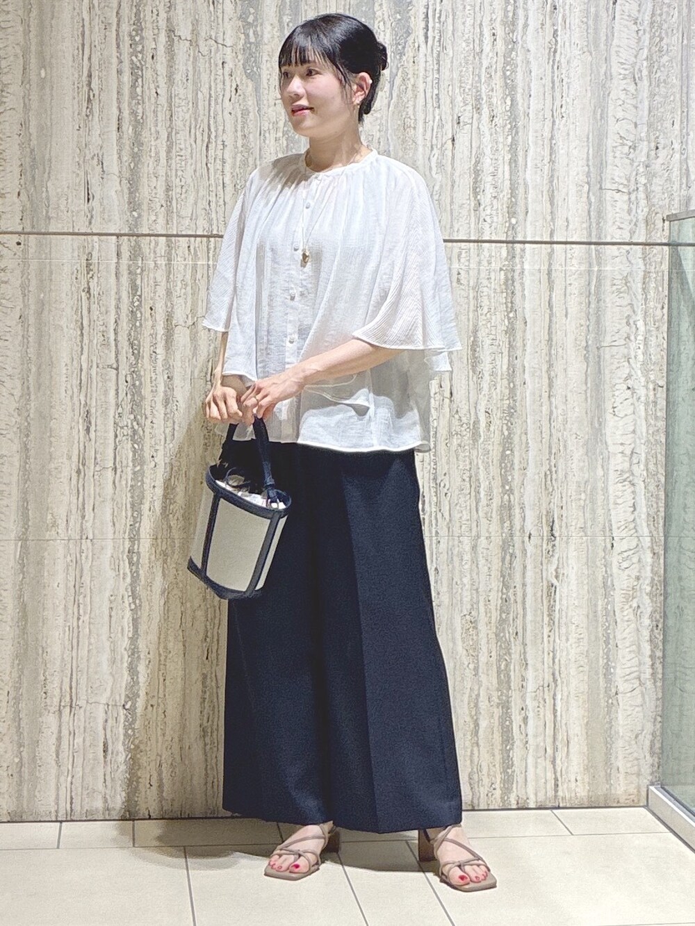 ホワイト系のシャツ/ブラウス、ブルー系のその他パンツ、ブルー系のショルダーバッグを着用したレディースの夏コーディネートの6枚目の写真